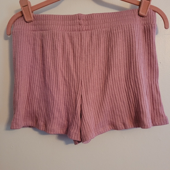 Pink shorts with pockets - Picture 2 of 3